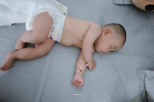 海拉尔三个月宝宝抬头不稳